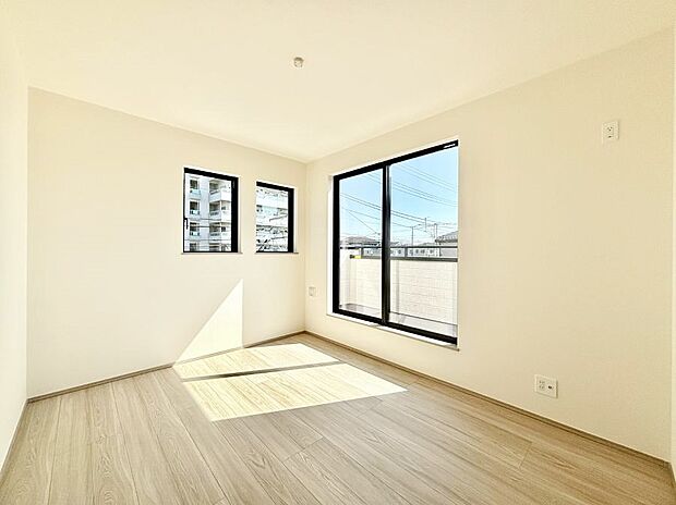 バルコニーが開放感をプラスしてくれる洋室