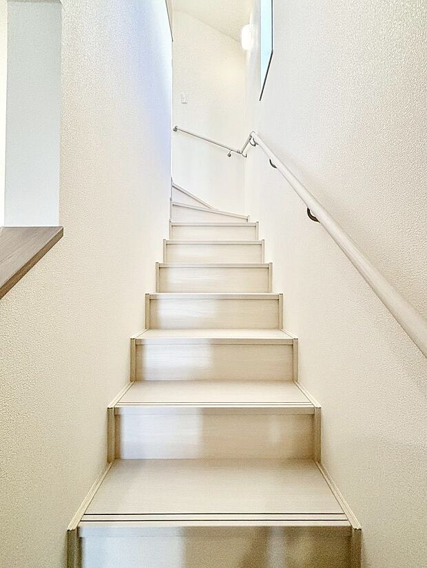 安全性を考慮し階段には手すりを設置しています