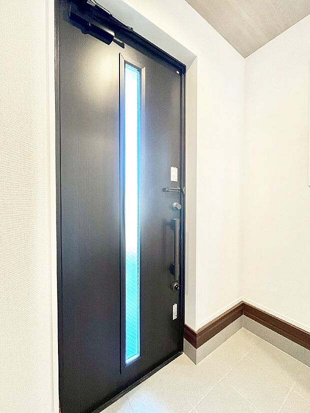 明るい陽光が入り込む玄関。ご家族の靴もスッキリ収納できる玄関収納付き！