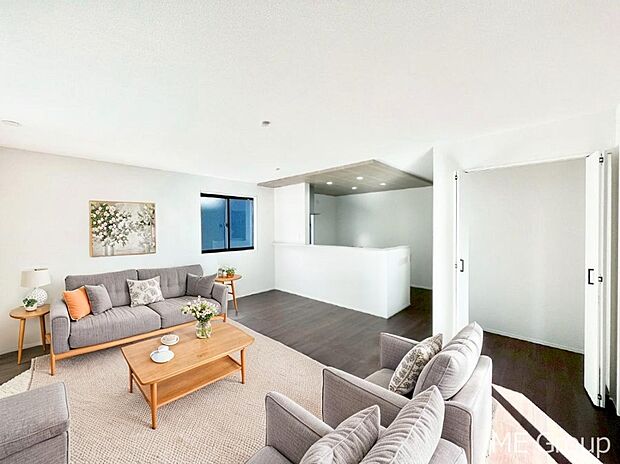 ご家族の賑やかな話し声で包まれる明るいリビング　※家具はCGです