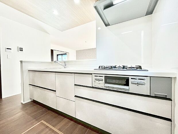 カウンター越しに楽しいおしゃべり。いつものお料理がもっと美味しくなりそうですね。