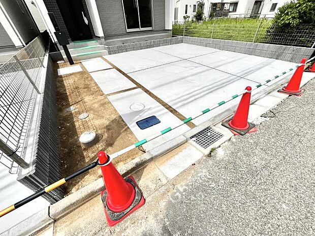 車の出し入れスムーズ!並列駐車2台分のカースペース付きです。