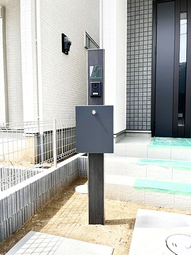 表札・インターホン・ポストをひとつに集約。エントランスになじむシンプルデザイン。