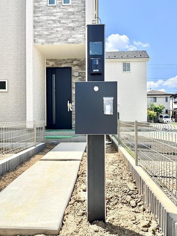 表札・インターホン・ポストをひとつに集約。エントランスになじむシンプルデザイン。