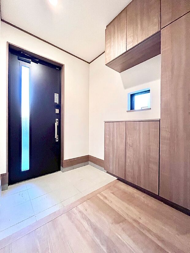 明るい玄関はお客様をお出迎えするのにぴったりです!