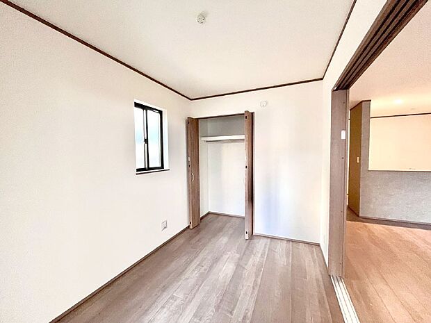 リビング横の洋室は引き戸を開ければリビングと一体に。閉じれば独立した洋室に。