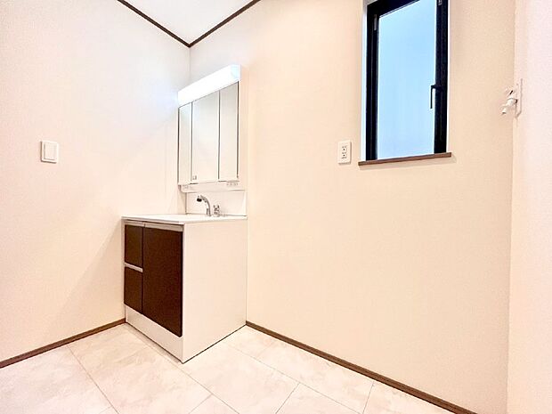 明るい洗面所は毎朝の身支度も楽しくできちゃいそうです。