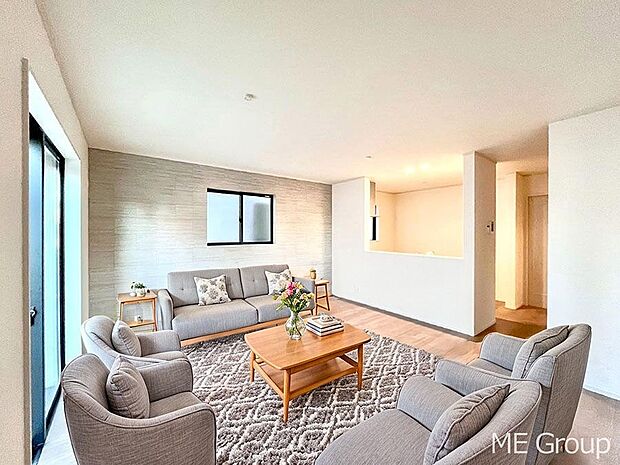 ご家族の賑やかな話し声で包まれる明るいリビング  ※家具はCGです