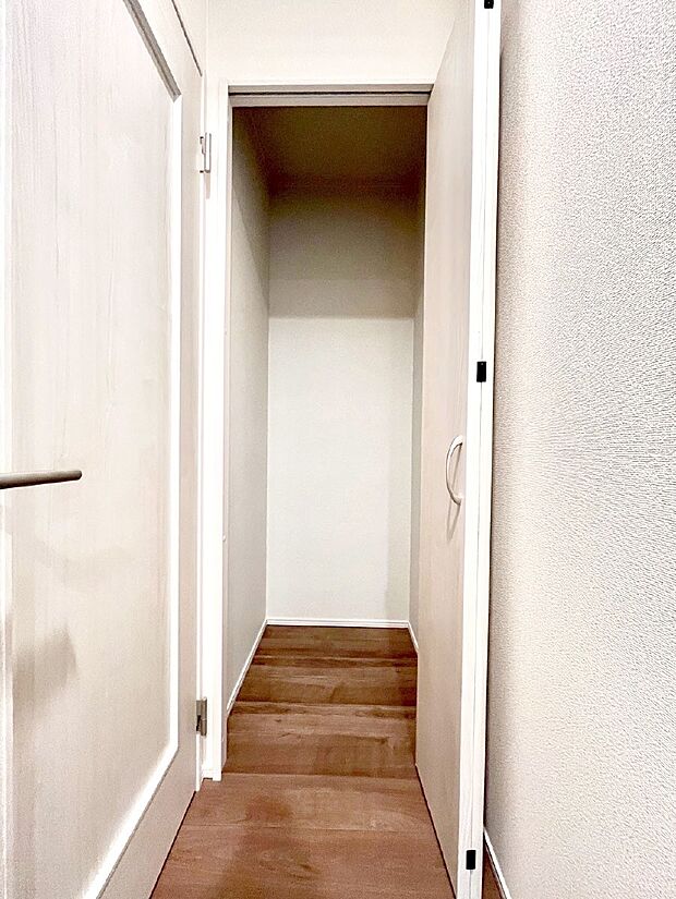 廊下収納。掃除道具や季節の小物を収納することができます。