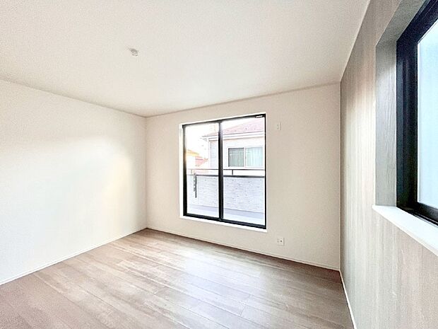 バルコニーが開放感をプラスしてくれる洋室