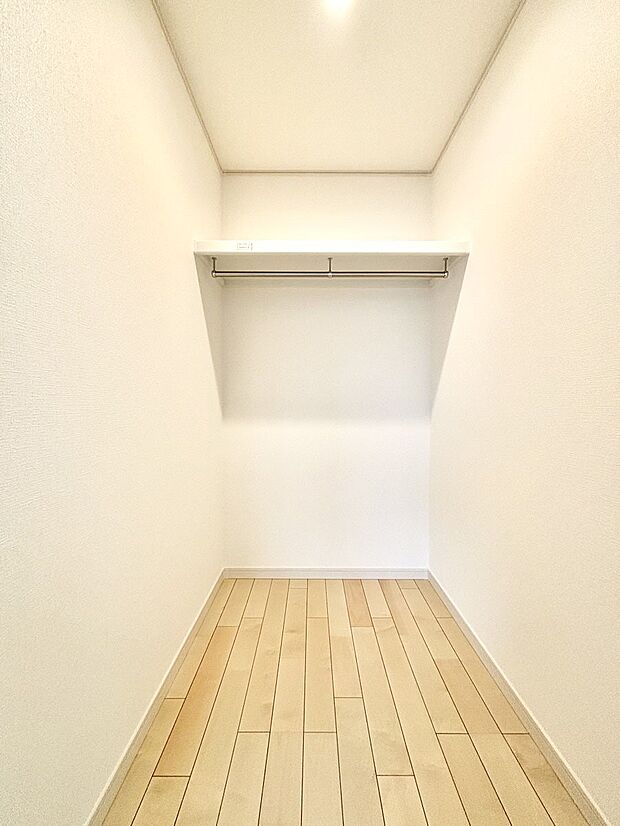 ウォークインクローゼット付きで生活空間を広く利用できます。