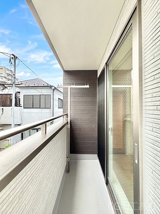 暖かな陽光が降り注ぐバルコニーはお洗濯におすすめ。爽やかな風も心地よいです。