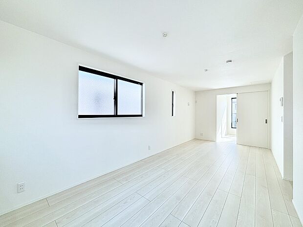 明るい2階リビング！外からの視線をシャットアウトして家族のプライバシーを守ります。