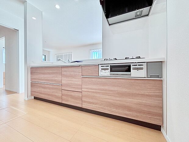 リビングで遊ぶお子様を見守りながらお料理ができる対面キッチン。