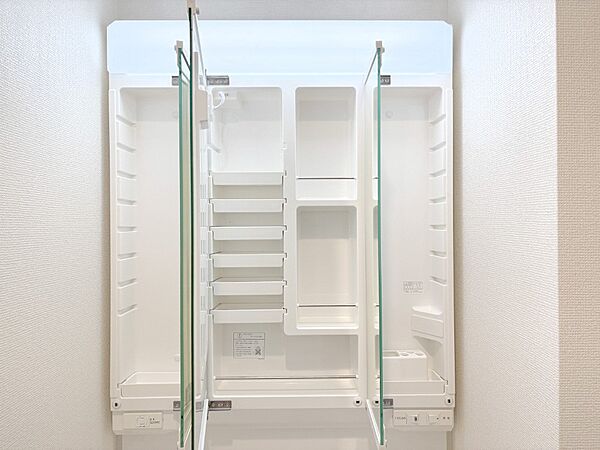 三面鏡の裏に、化粧品や衛生用品などを収納可能。洗面台をすっきりと保ちます！