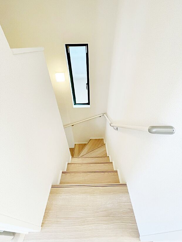 階段は手すり付きなので小さなお子さまやご高齢の方も安心です