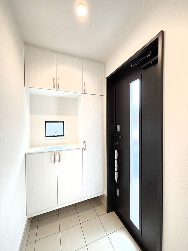 飾り棚を利用して、お越しいただくお客様をおもてなしできます。