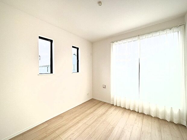 バルコニーが明るさと開放感を演出!朝スッキリと目覚められそうですね。