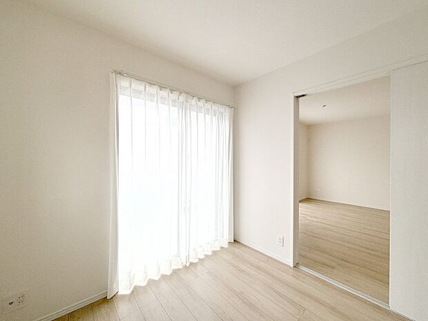 リビング隣接の洋室は個室としても利用できます