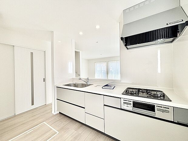 リビングで遊ぶお子様を見守りながらお料理ができる対面キッチン