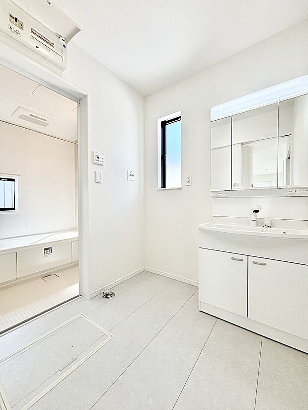 小窓がついているので湿気の多い場所でも換気が十分行えます。毎日の身支度を気持ち良く!