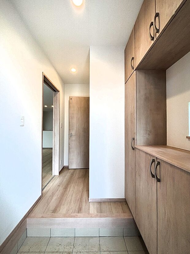 飾り棚を利用して、お越しいただくお客様をおもてなしできます。