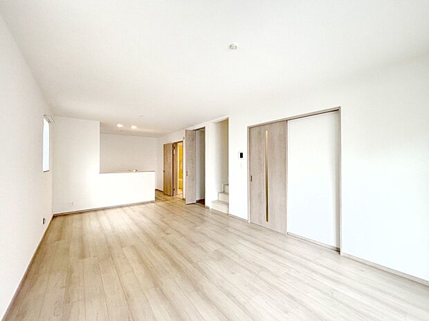 明るい陽光が注ぎ、寛ぎの雰囲気に満たされるリビング・ダイニング。