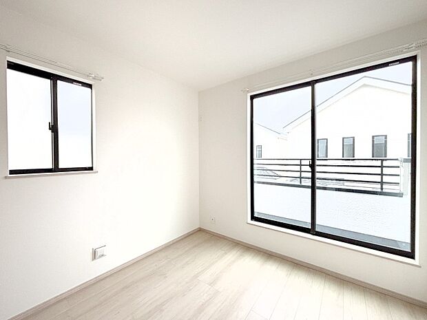 明るいバルコニーサイドに洋室を設置。目覚めの良い寝室に。