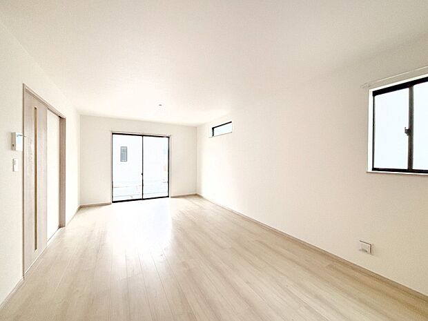 家族の笑顔が自然と生まれてくる、そんな雰囲気のダイニングに仕上がっています。