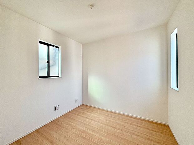 2面採光の洋室。窓から入り込む陽光がお部屋全体を優しく包み込みます!