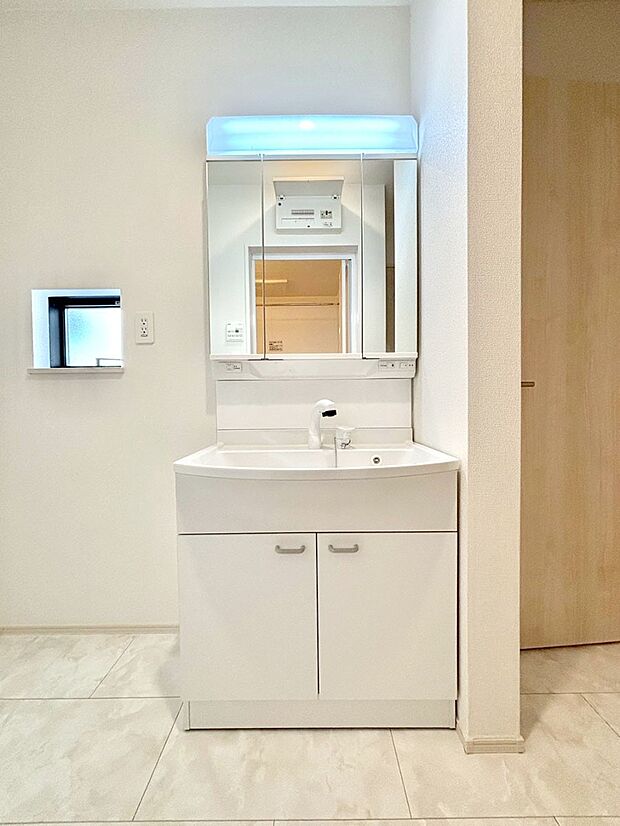大きく見やすい三面鏡で清潔感ある洗面台は、身だしなみチェックや肌のお手入れにおすすめです。 