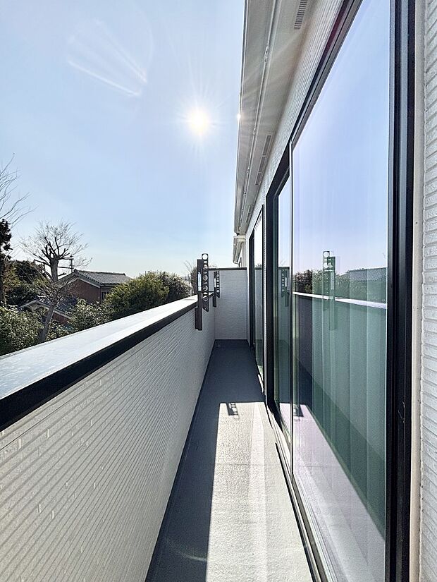 南向きのバルコニー！ご家族の洗濯物はもちろん、お布団もたっぷり干せます！