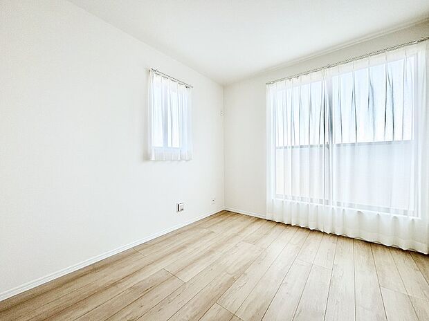 南向きのバルコニーから入る日差しがお部屋全体を優しく包み込みます。