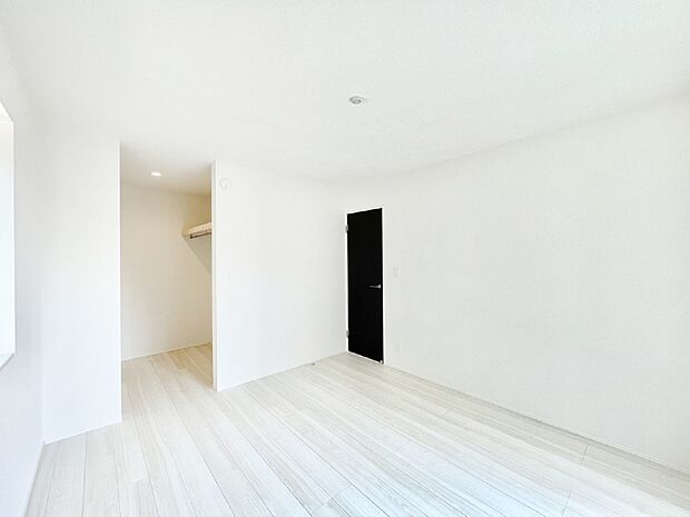 ウォークインクローゼットがあるお部屋!季節ごとの入れ替えも不要で便利です。