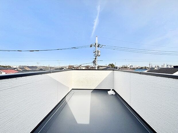 スカイバルコニー。眺めも良く、大きな洗濯物も広げて干せます。