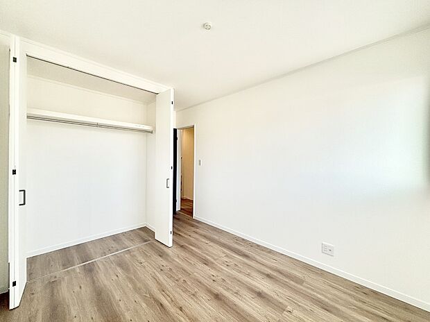 使いやすい形でベットや家具の置き方にも困ることもありません。