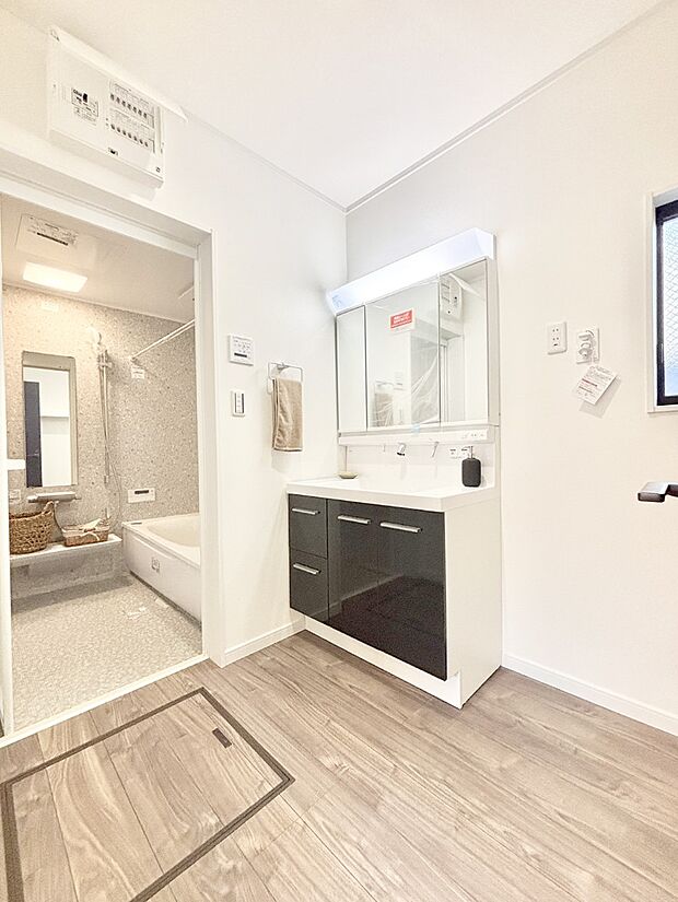 清潔感ある洗面化粧室で朝の身支度も快適