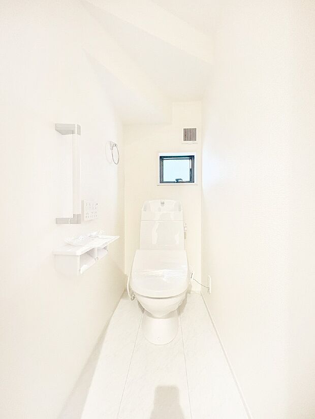 明るく清潔感のあるトイレです。