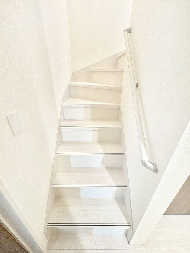 安全性を考慮し階段には手すりを設置しています