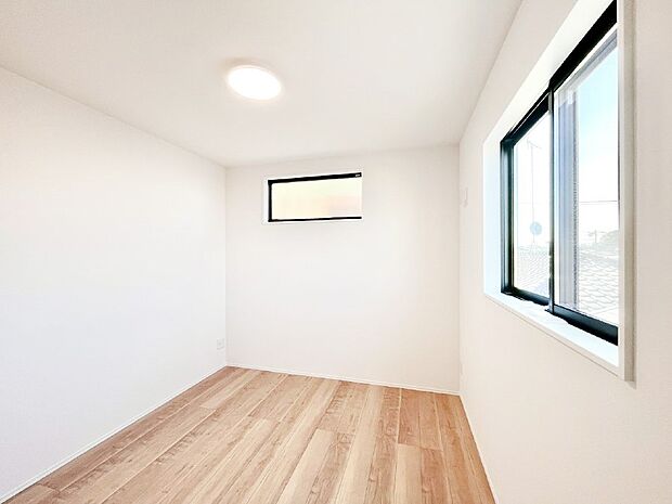 2面採光で気持ちよく自然光が取り入れられるのでお子様のお部屋にもピッタリ