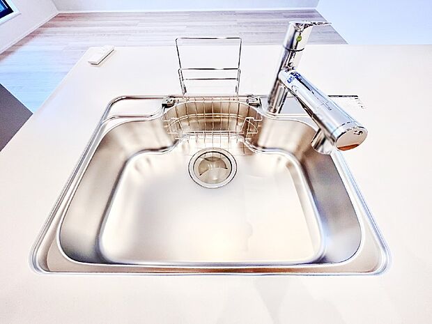 広々としたシンクでお料理やお皿洗いもラクラク快適に！