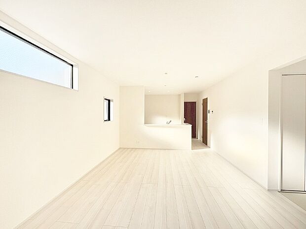 ご家族の賑やかな話し声で包まれる明るいリビング