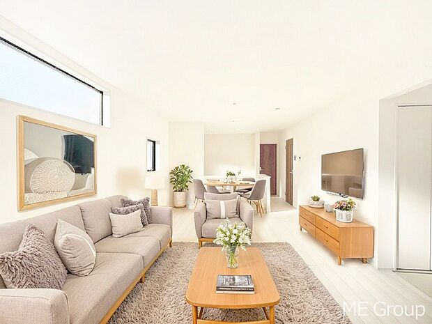 家族の和やかな会話が聞こえてきそう。開放感のあるリビングです。※家具はCGです