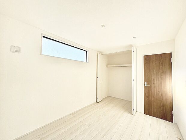 使いやすい形でベットや家具の置き方にも困ることもありません。   