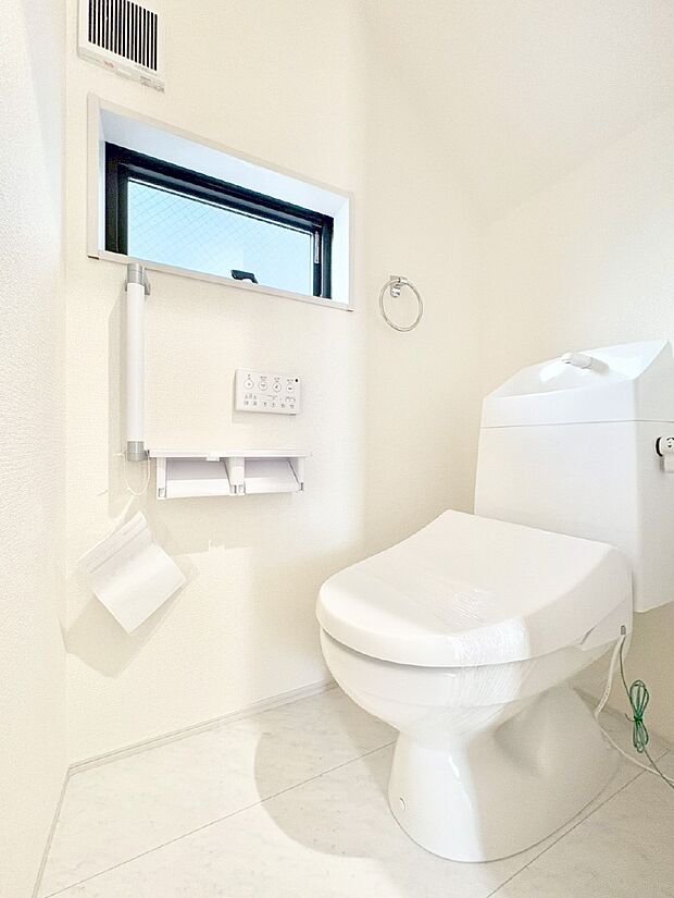 明るく清潔感のあるトイレです。