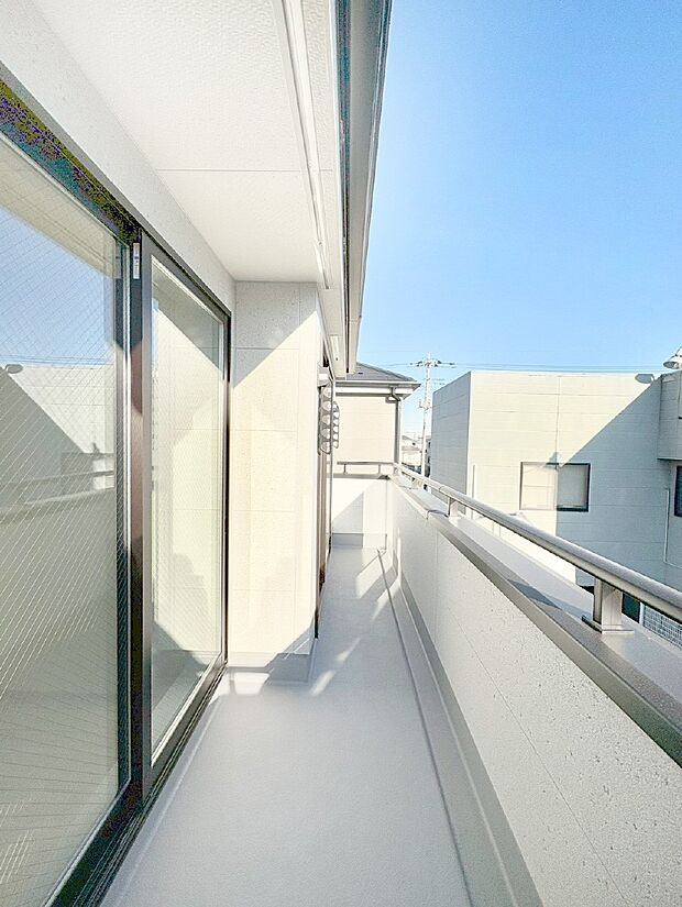 ゆったりバルコニーだから沢山お洗濯ものを干せます。