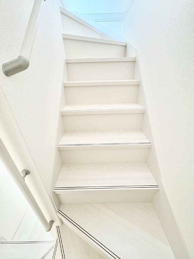 安全性を考慮し階段には手すりを設置しています