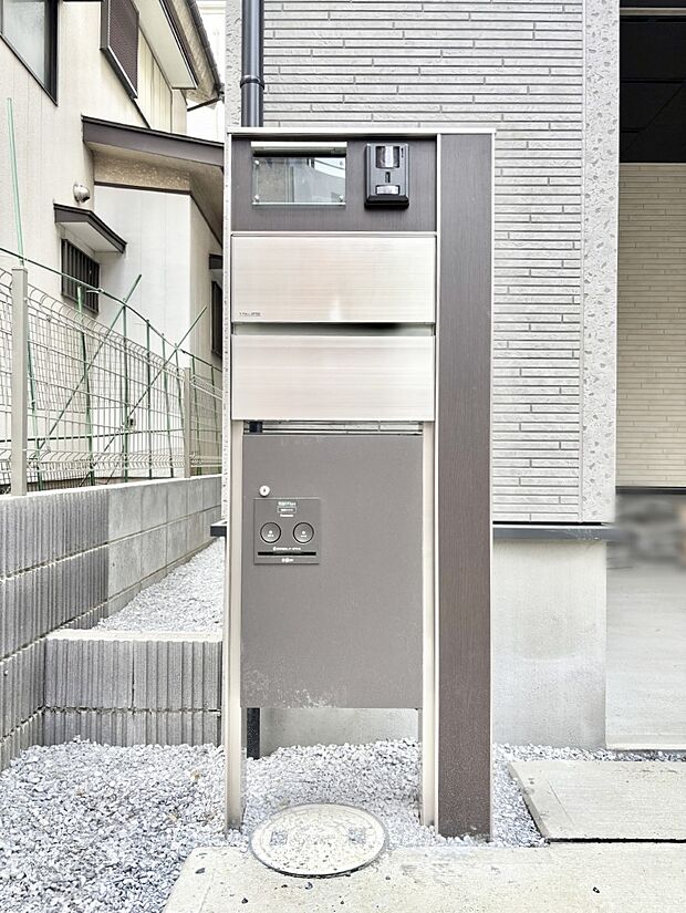 表札・インターホン・ポスト・宅配BOXをひとつに集約。エントランスになじむシンプルデザイン。