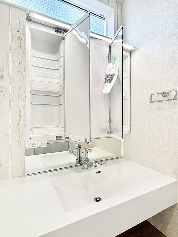 三面鏡の裏に、化粧品や衛生用品などを収納可能。洗面台をすっきりと保ちます!