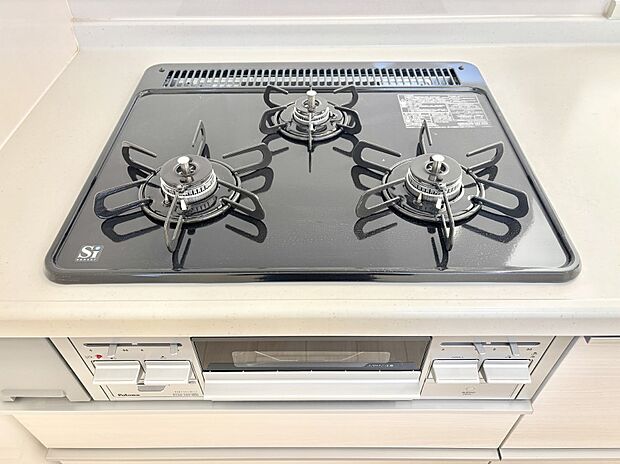 ガスコンロはSiセンサー搭載。火力調節や焦げ付き・消し忘れも防いでくれます。